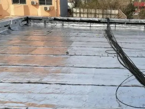 抚顺市卫生间漏水维修公司分享下抚顺市屋面楼顶防水刚性防水层施工要点。